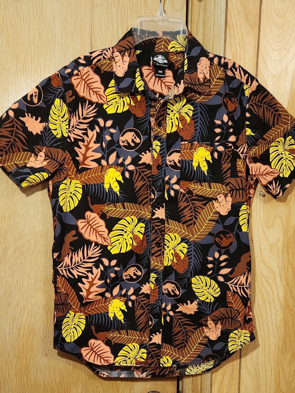 Our Universe Jurassic World Mens Sm Cotton Dino Tropical Leaf Button-Up Shirt
